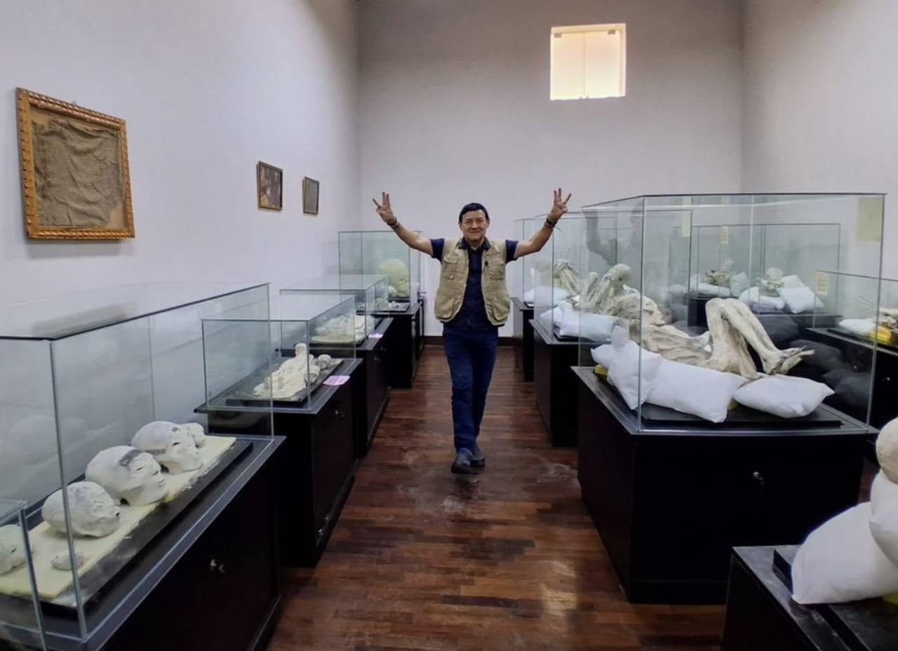 Jois Mantilla with the tridactyl specimens at the University of Ica